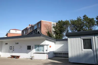 Das Gebäude in dem sich der Campingplatz befindet