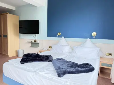 Ein Bett oder Betten in einem Zimmer der Unterkunft Seehotel Neue Liebe