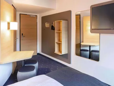 Ein Bett oder Betten in einem Zimmer der Unterkunft B&B Hotel Cuxhaven