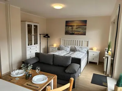 Ein Sitzbereich in der Unterkunft Ferienwohnung Ritthoff Perlebucht - mit Strandkorb am Meer und kostenloser Eintritt ins Schwimmbad