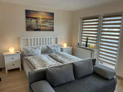 Ein Bett oder Betten in einem Zimmer der Unterkunft Ferienwohnung Ritthoff Perlebucht - mit Strandkorb am Meer und kostenloser Eintritt ins Schwimmbad
