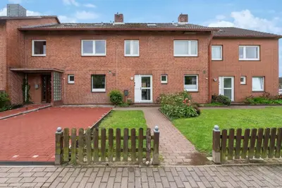 Das Gebäude in dem sich das Ferienhaus befindet