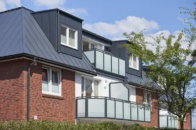 Das Gebäude in dem sich das Ferienhaus befindet
