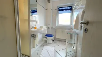 Ein Badezimmer in der Unterkunft strandnahe Ferienwohnung mit zwei sep. Schlafzimmern