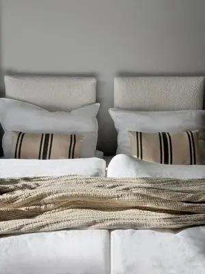 Ein Bett oder Betten in einem Zimmer der Unterkunft Seaside Rooms - Design-Apartment mit Balkon & Parkplatz - inklusive Strandkorb direkt am Wasser und Spa & Sauna saisonal