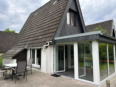 Das Gebäude in dem sich das Ferienhaus befindet