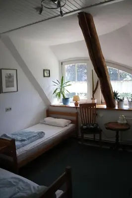 Ein Bett oder Betten in einem Zimmer der Unterkunft Erlenhof Steinau Fachwerkhaus mit Reetdach