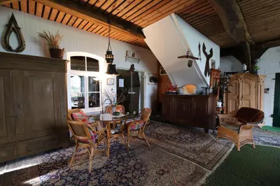 Ein Sitzbereich in der Unterkunft Erlenhof Steinau Fachwerkhaus mit Reetdach