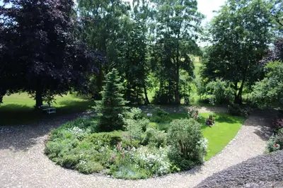 Ein Garten an der Unterkunft Erlenhof Steinau Fachwerkhaus mit Reetdach