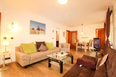 Ein Sitzbereich in der Unterkunft Haus Elbe Döse Wohnung 12a