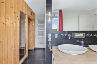 Ein Badezimmer in der Unterkunft Resort Deichgraf Resort Deichgraf 31-02
