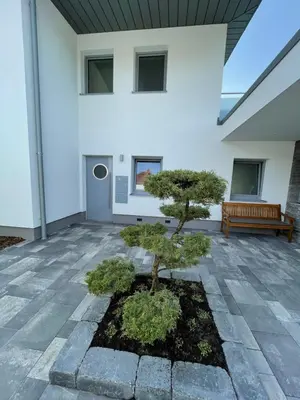 Ein Garten an der Unterkunft Lee-Moderne Neubauwohnung in Strandnähe - Wallbox