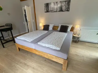 Ein Bett oder Betten in einem Zimmer der Unterkunft Großes Doppelzimmer mit eigenem Bad und Kühlschrank, frisch saniert