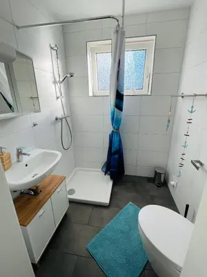 Ein Badezimmer in der Unterkunft Ferienwohnung „Deichgeflüster“ nahe der Nordsee