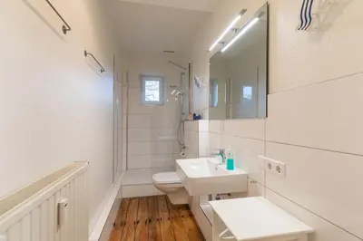 Ein Badezimmer in der Unterkunft Haus Kapitäns Villa, Backkajüte