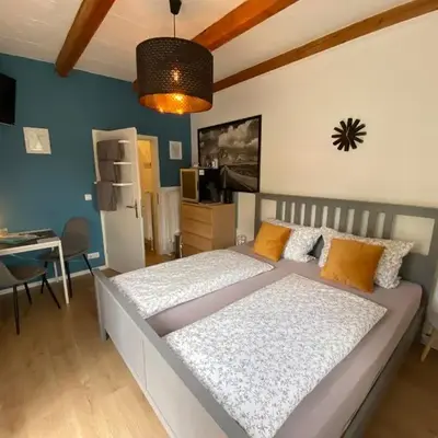 Kleines Doppelzimmer mit eigenem Bad und Kühlschrank