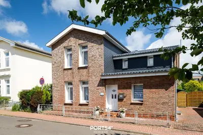 Das Gebäude in dem sich das Ferienhaus befindet