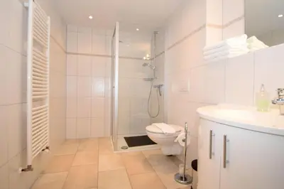Ein Badezimmer in der Unterkunft Haus Seehafen Apartment 1 2
