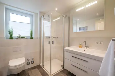 Ein Badezimmer in der Unterkunft Haus Strandläufer Apartment 3 7 Wolkenkieker