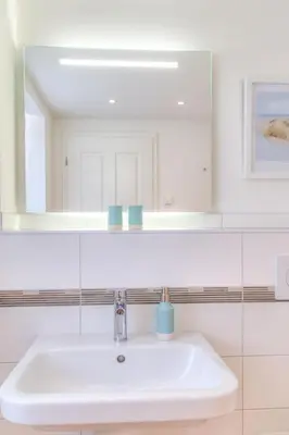 Ein Badezimmer in der Unterkunft Haus Deichkieker Apartment 2 5 Strandperle