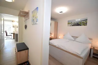 Ein Bett oder Betten in einem Zimmer der Unterkunft Haus Deichkieker Apartment 2 6 Strandkrabbe