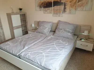 Ein Bett oder Betten in einem Zimmer der Unterkunft Strandstraße 51a FeWo Kaptäns Suite