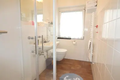 Ein Badezimmer in der Unterkunft Haus am Kurpark Wohnung 1