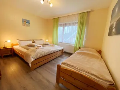 Ein Bett oder Betten in einem Zimmer der Unterkunft Haus am Kurpark Wohnung 11