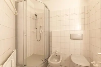 Ein Badezimmer in der Unterkunft Fischerhus, Zum weißen Kliff