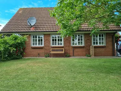 Ein Garten an der Unterkunft Ferienhaus Norderpiep 54 Grad Nord