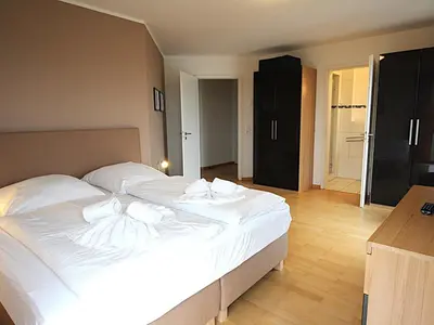 Ein Bett oder Betten in einem Zimmer der Unterkunft Residenz am Yachthafen - Apartment mit Panoramablick