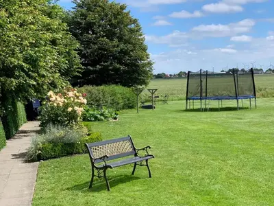 Ein Garten an der Unterkunft Ferienhof Schoof No1