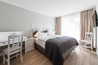 Ein Bett oder Betten in einem Zimmer der Unterkunft Weisse Villa Apartment 1 4 Buhne 48