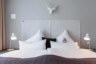 Ein Bett oder Betten in einem Zimmer der Unterkunft Weisse Villa Apartment 1 4 Buhne 48