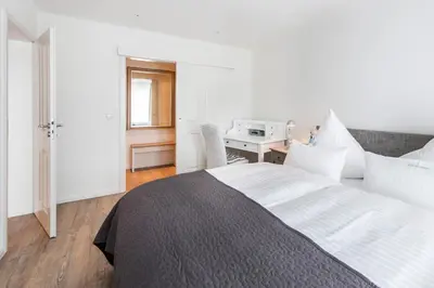 Ein Bett oder Betten in einem Zimmer der Unterkunft Weisse Villa Apartment 2 3 Deichkind