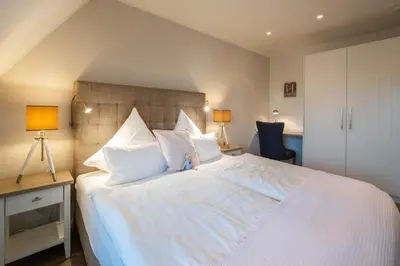Ein Bett oder Betten in einem Zimmer der Unterkunft Weisse Villa Apartment 3 2 Annis Strandnest