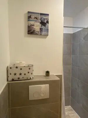 Ein Badezimmer in der Unterkunft Appartement 1 mit Küche und neuem Bad, frisch saniert