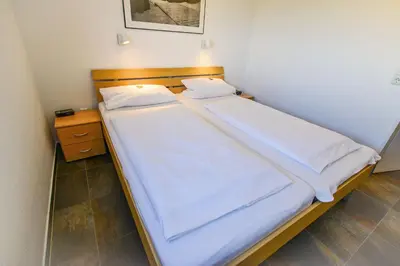 Ein Bett oder Betten in einem Zimmer der Unterkunft Strandhochhaus SJ07