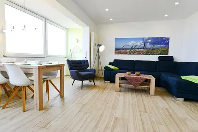 Ein Sitzbereich in der Unterkunft Strandhochhaus SJ13