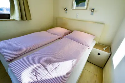 Ein Bett oder Betten in einem Zimmer der Unterkunft Strandhochhaus SD06