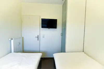 Ein Bett oder Betten in einem Zimmer der Unterkunft Strandhochhaus SJ09