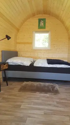 Ein Bett oder Betten in einem Zimmer der Unterkunft Glamping Pod im Wald