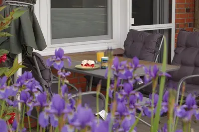 Ein Sitzbereich in der Unterkunft Deichwohnung Strandweg 7
