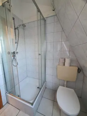 Ein Badezimmer in der Unterkunft Monteurwohnung für 2 Personen inkl. MwSt. - DG Wohnung
