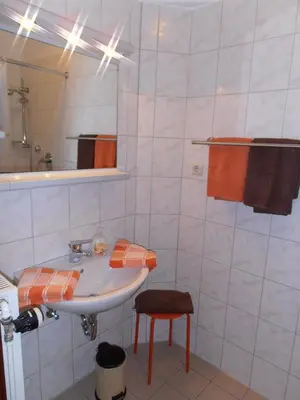 Ein Badezimmer in der Unterkunft Haus Pamir
