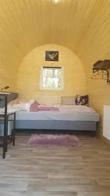 Ein Bett oder Betten in einem Zimmer der Unterkunft Glamping Pod im Wald mit Hund