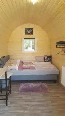 Ein Bett oder Betten in einem Zimmer der Unterkunft Glamping Pod im Wald mit Hund