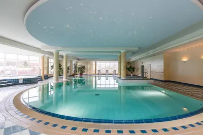Der Swimmingpool an oder in der Nähe von Kurpark Residenz, App 219b