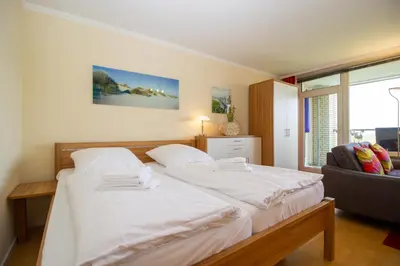 Ein Bett oder Betten in einem Zimmer der Unterkunft Strandhochhaus 20