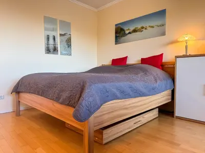 Ein Bett oder Betten in einem Zimmer der Unterkunft Strandhochhaus 20